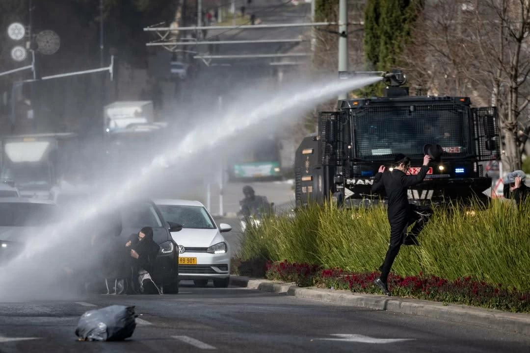 تشريح جثتي طفلين يشعل مظاهرة حاشدة للحريديم في القدس المحتلة