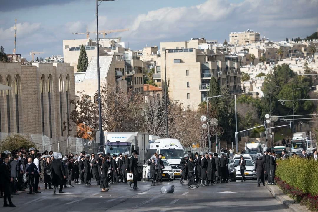 تشريح جثتي طفلين يشعل مظاهرة حاشدة للحريديم في القدس المحتلة