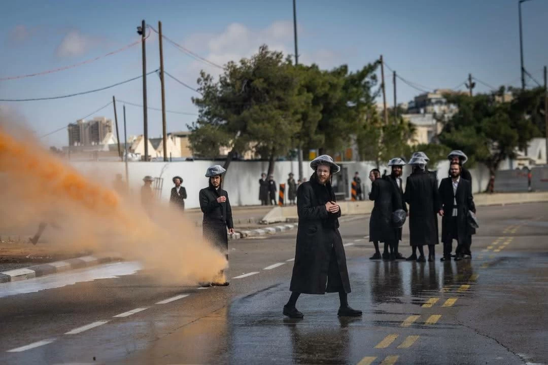 تشريح جثتي طفلين يشعل مظاهرة حاشدة للحريديم في القدس المحتلة