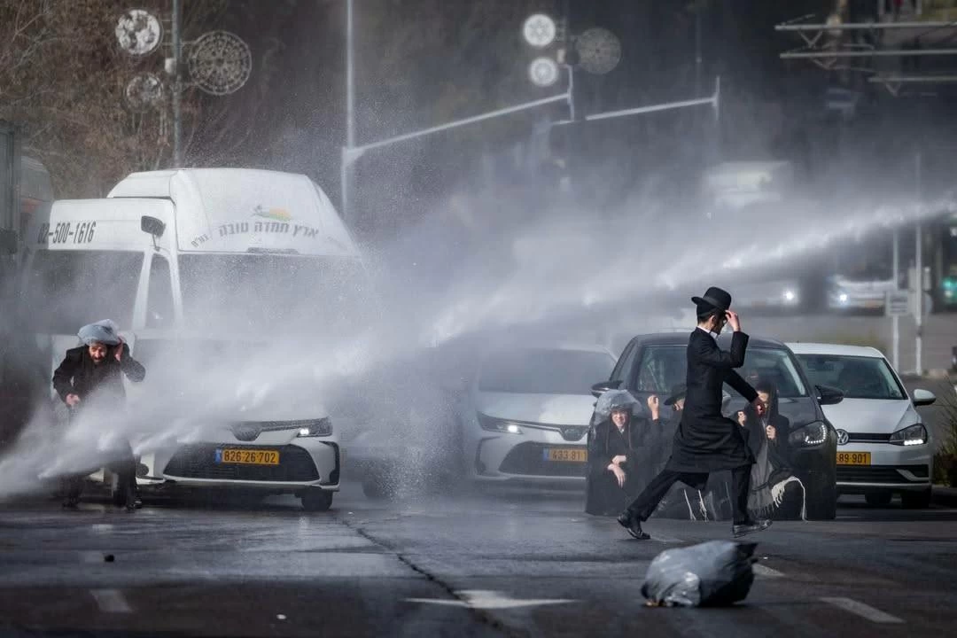 تشريح جثتي طفلين يشعل مظاهرة حاشدة للحريديم في القدس المحتلة