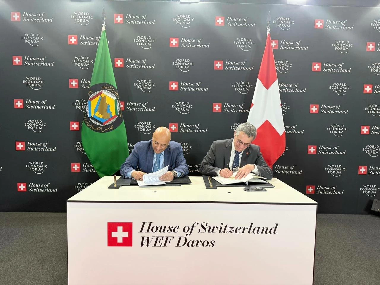 الأمين العام لمجلس التعاون ووزير خارجية سويسرا يوقعان على مذكرة تفاهم لإقامة حوار استراتيجي بين الجانبين