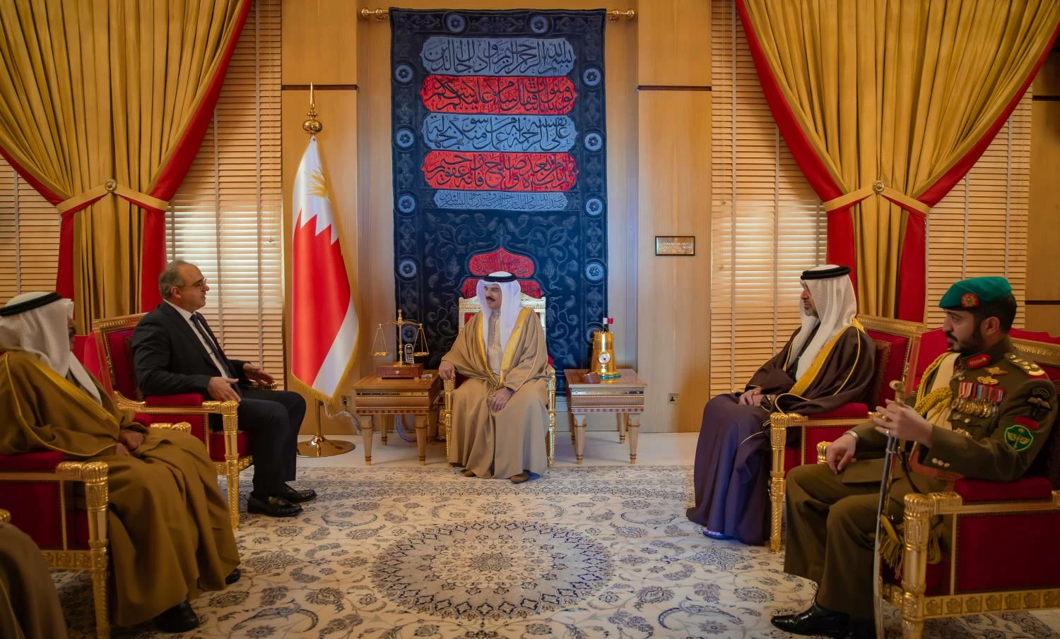 الملك يتسلم أوراق اعتماد أربعة سفراء جدد لدى مملكة البحرين