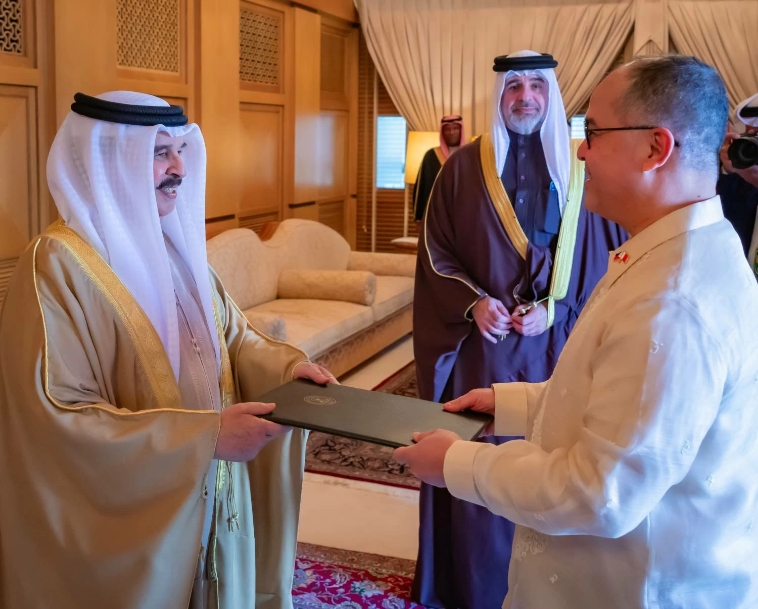 الملك يتسلم أوراق اعتماد أربعة سفراء جدد لدى مملكة البحرين