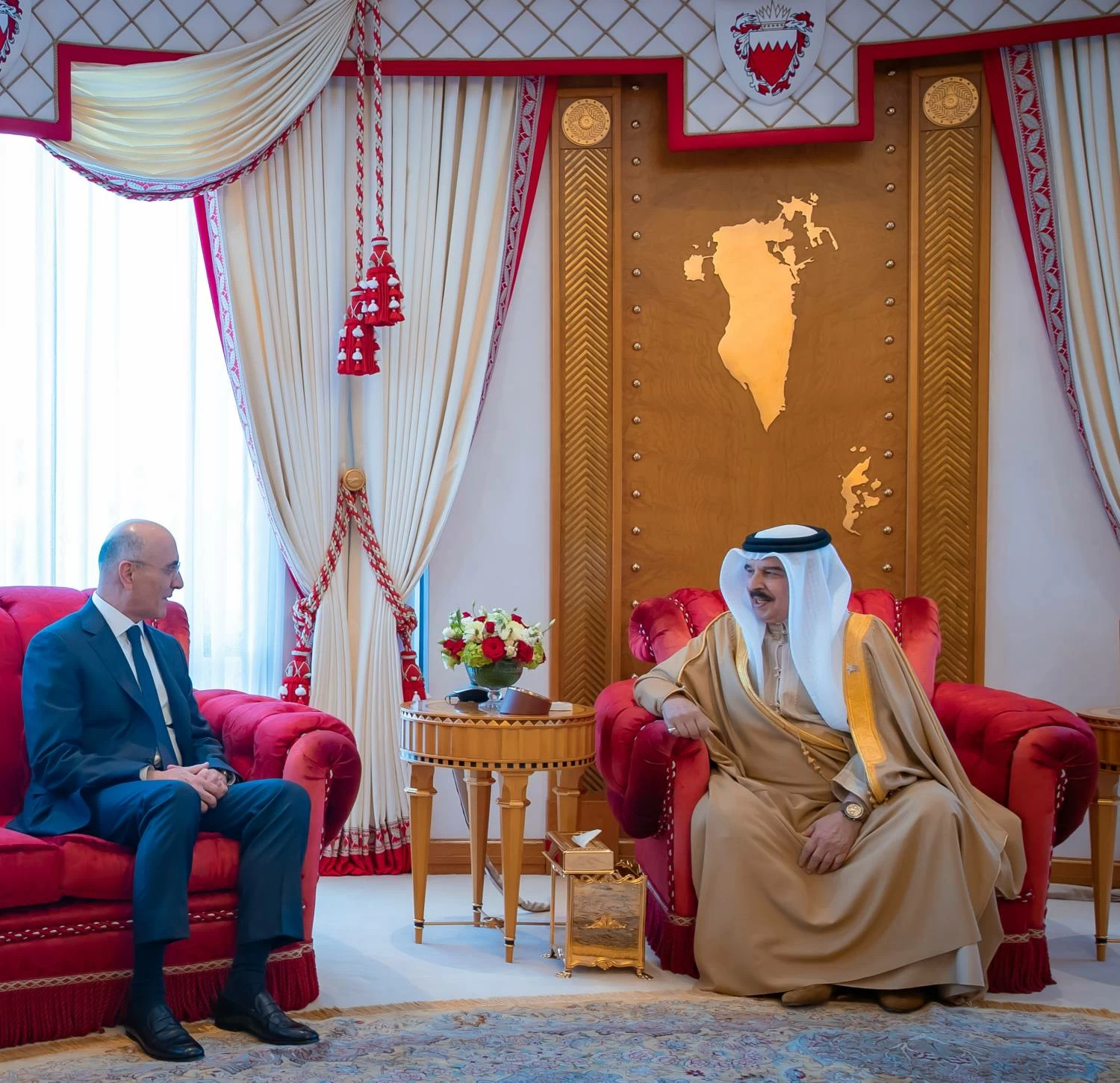 الملك يستقبل وزير الداخلية والبلديات بالجمهورية اللبنانية أحمد الحجار