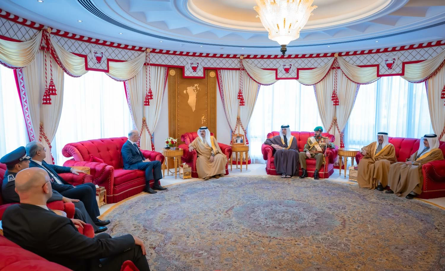 الملك يستقبل وزير الداخلية والبلديات بالجمهورية اللبنانية أحمد الحجار