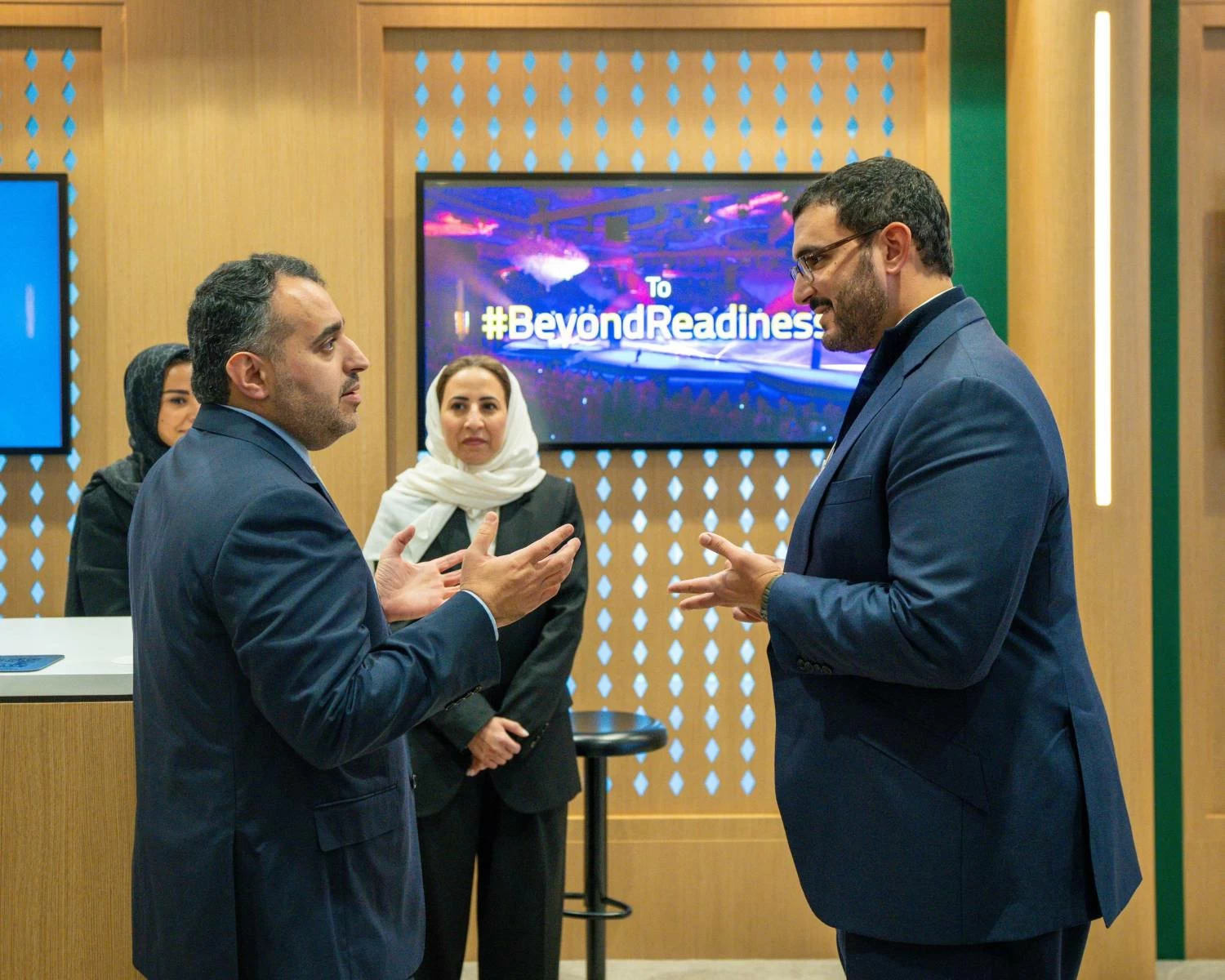 عيسى بن سلمان يزور جناح السعودية بمنتدى &laquo;دافوس 2026&raquo;