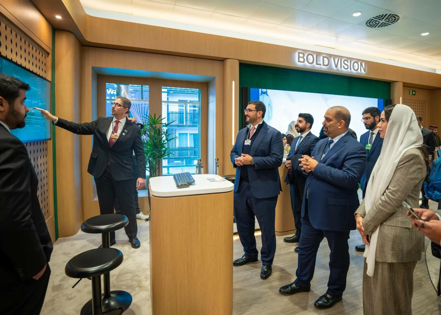 عيسى بن سلمان يزور جناح السعودية بمنتدى &laquo;دافوس 2026&raquo;