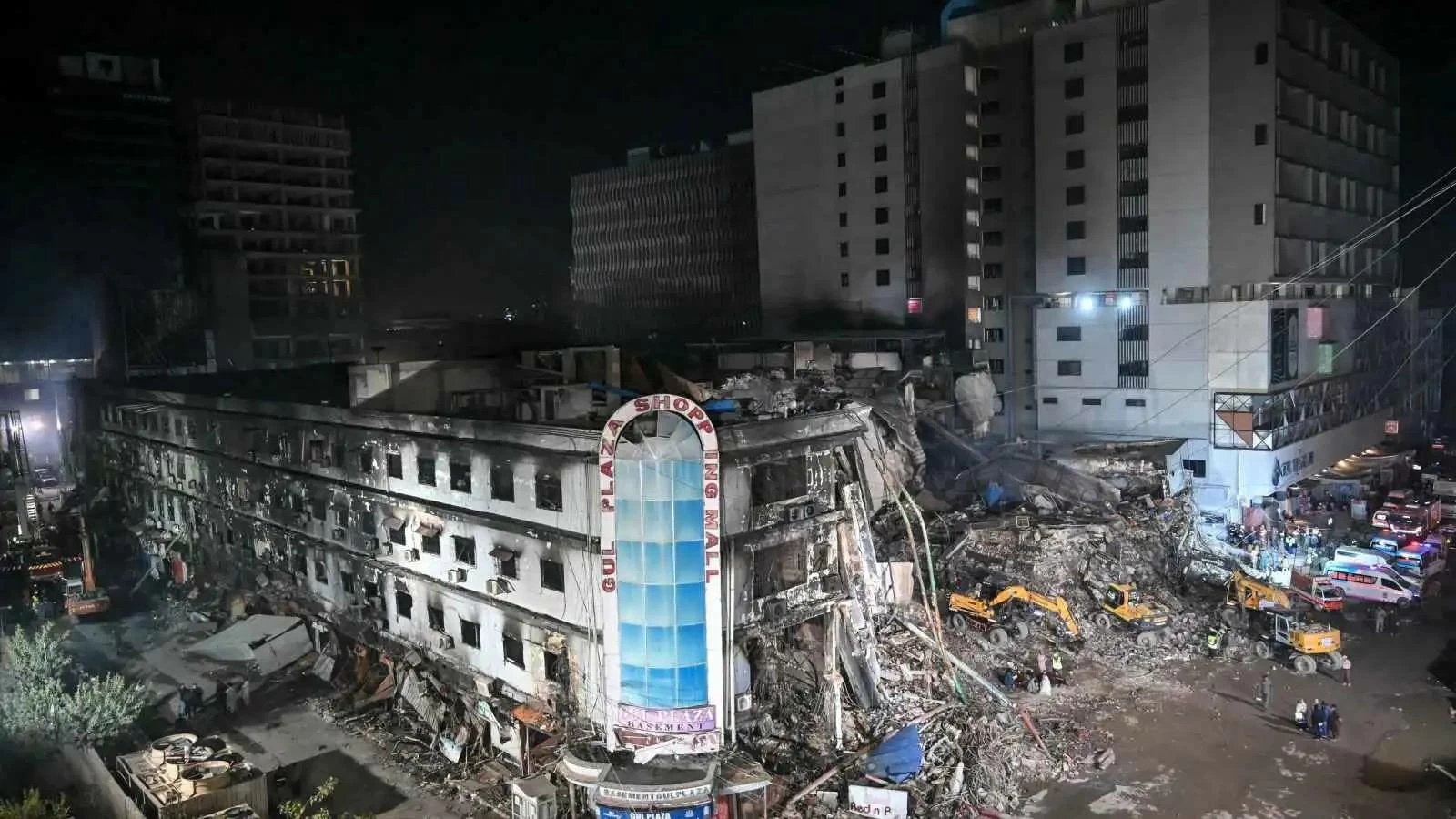 29 قتيلا وعشرات المفقودين إثر حريق في كراتشي (فيديو وصور)