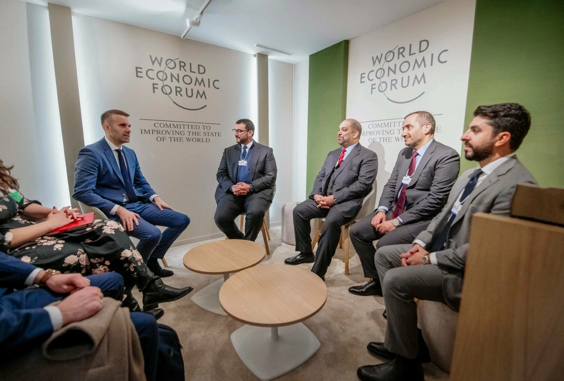 عيسى بن سلمان يلتقي رئيس وزراء الجبل الأسود على هامش &laquo;دافوس 2026&raquo;