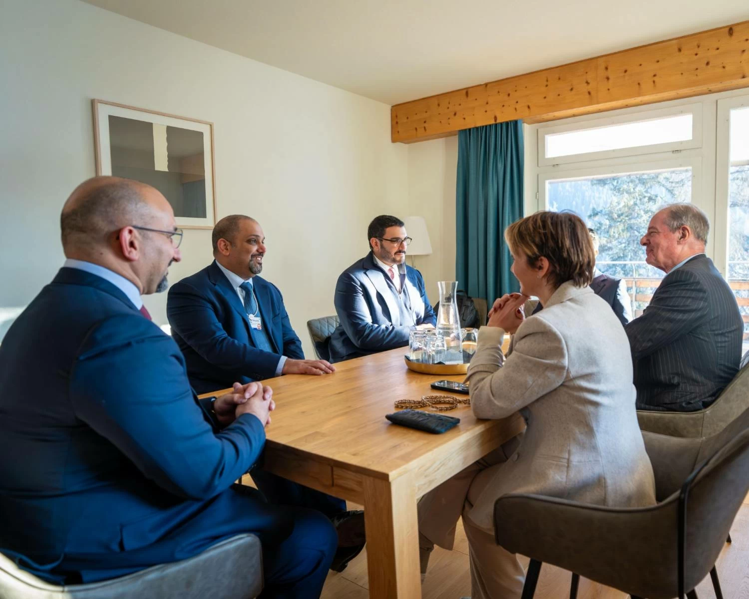 عيسى بن سلمان يلتقي مسؤولين بالقطاعين العام والخاص بعدد من الدول 