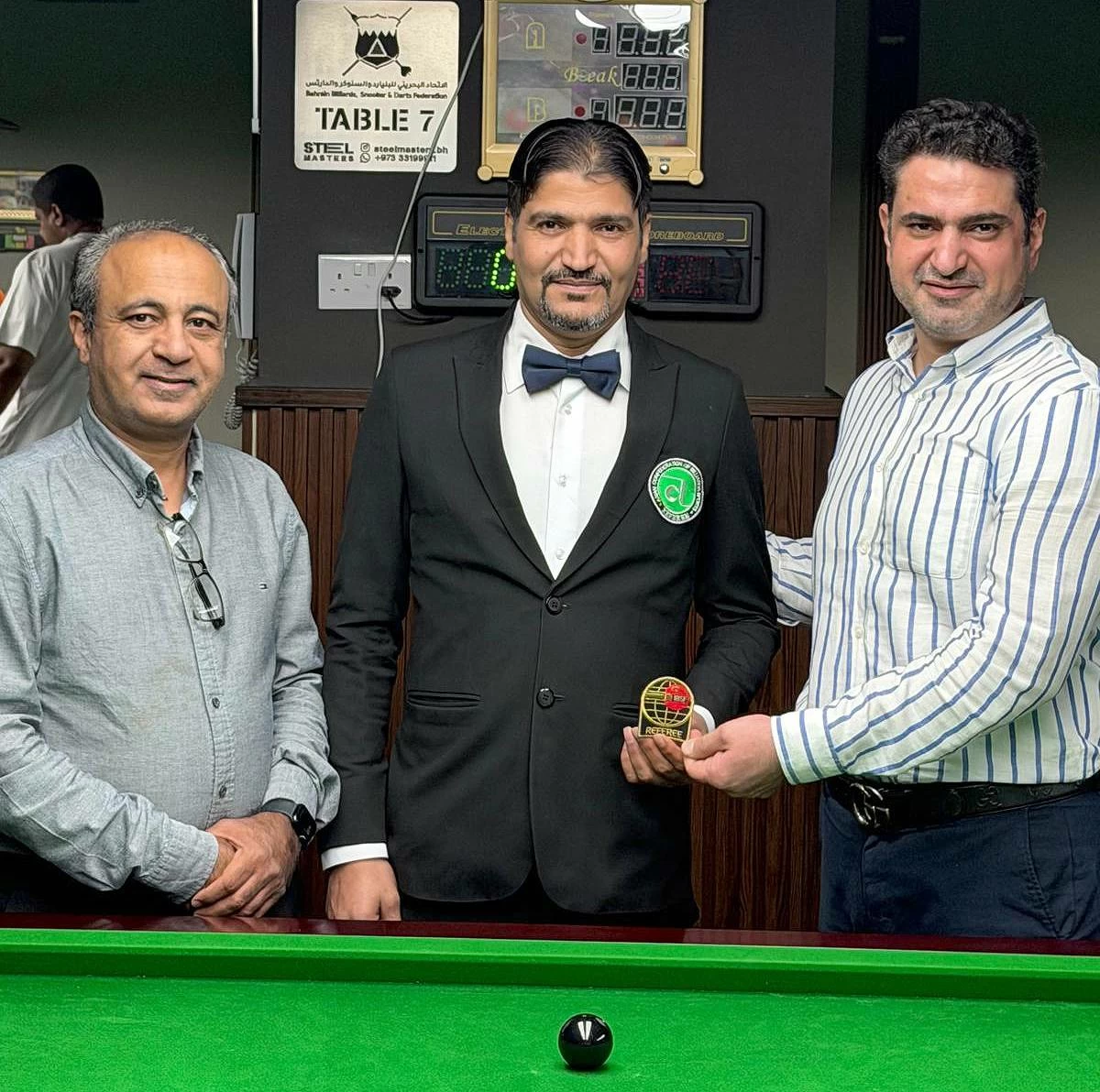 البصري يسلّم الشارات الدولية لحكمين بحرينيين