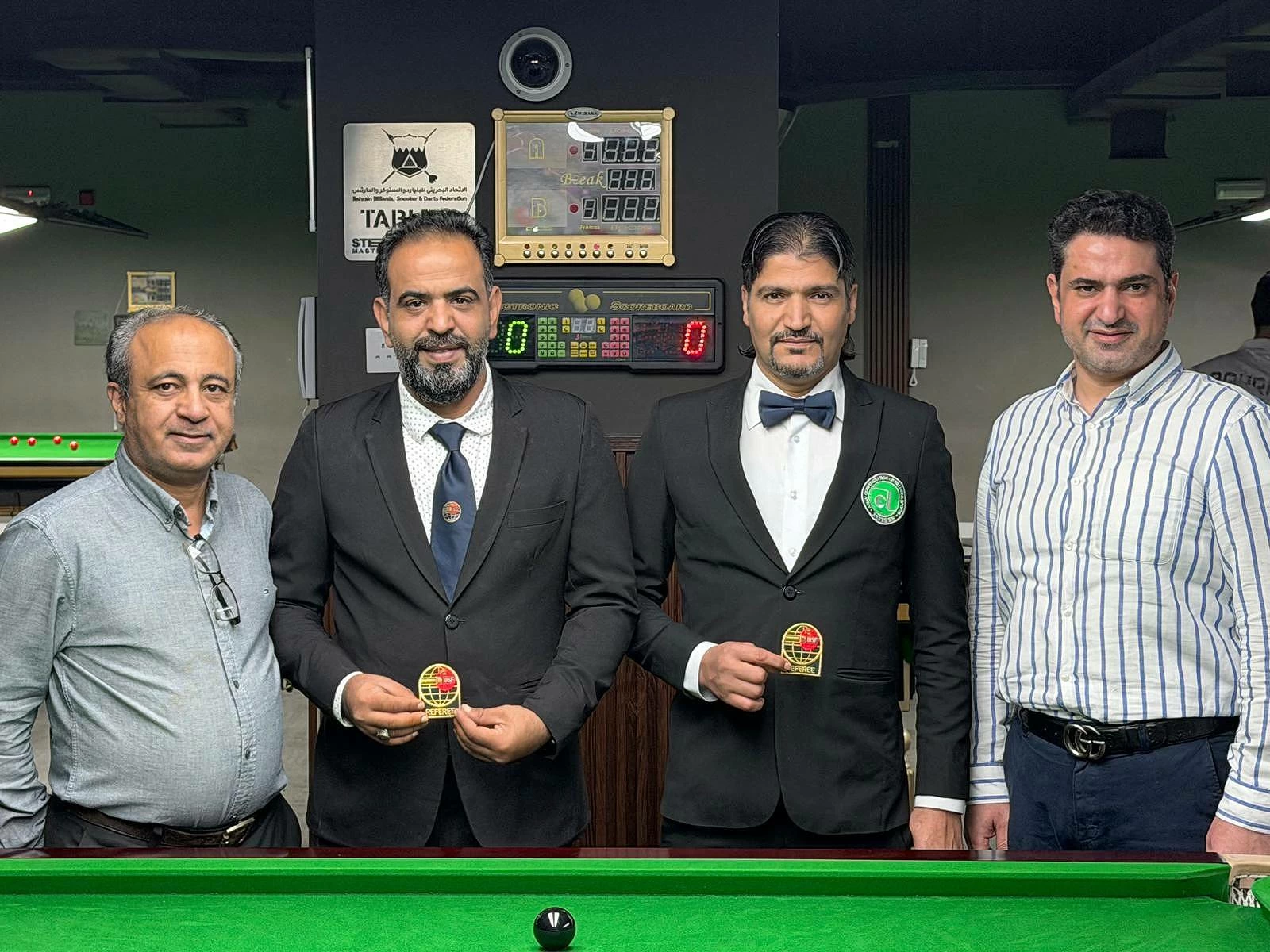 البصري يسلّم الشارات الدولية لحكمين بحرينيين 