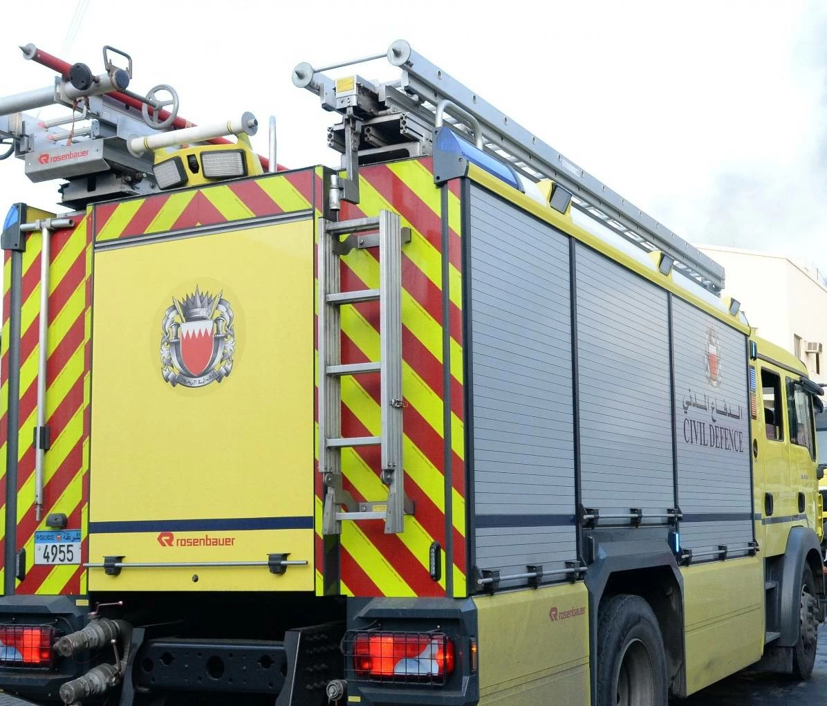 إخلاء احترازي لمبنى متعدد الطوابق بالجفير بعد اندلاع حريق في إحدى الشقق 