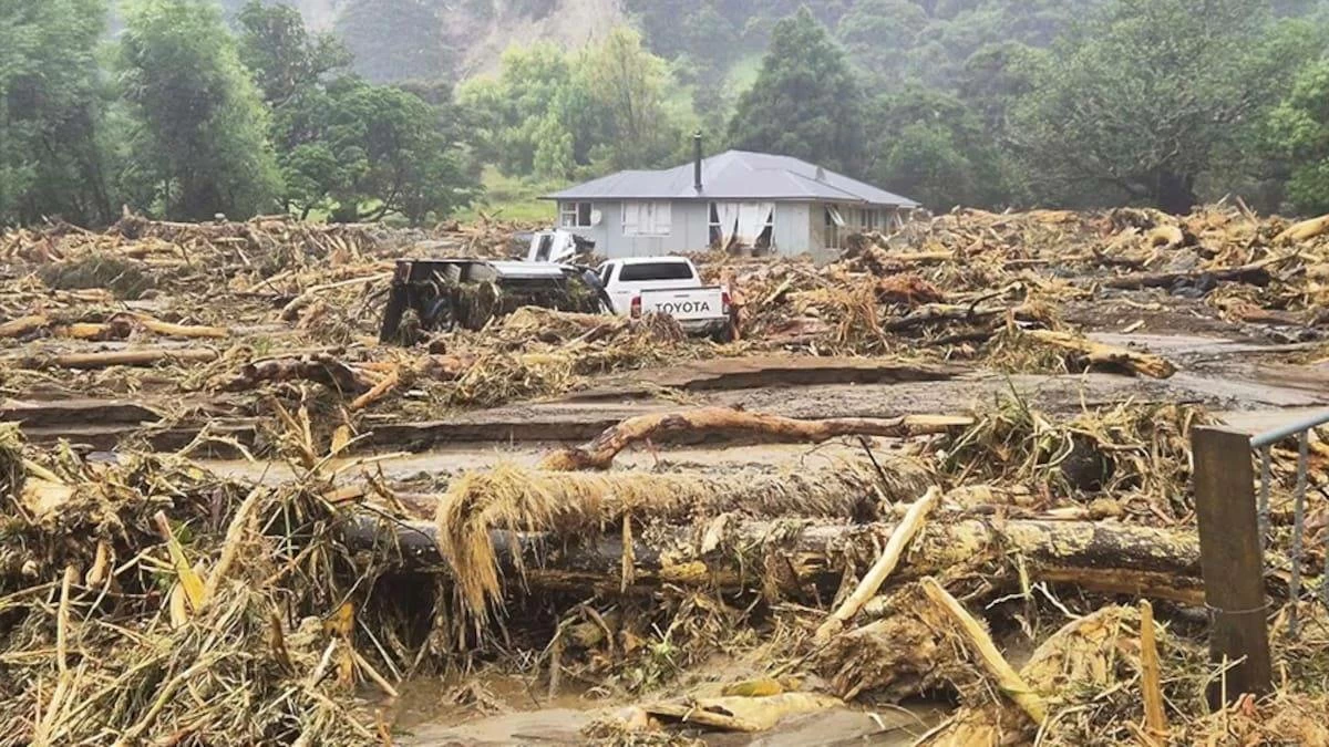 نيوزيلندا تشهد فيضانات وانهيارات أرضية واسعة النطاق 