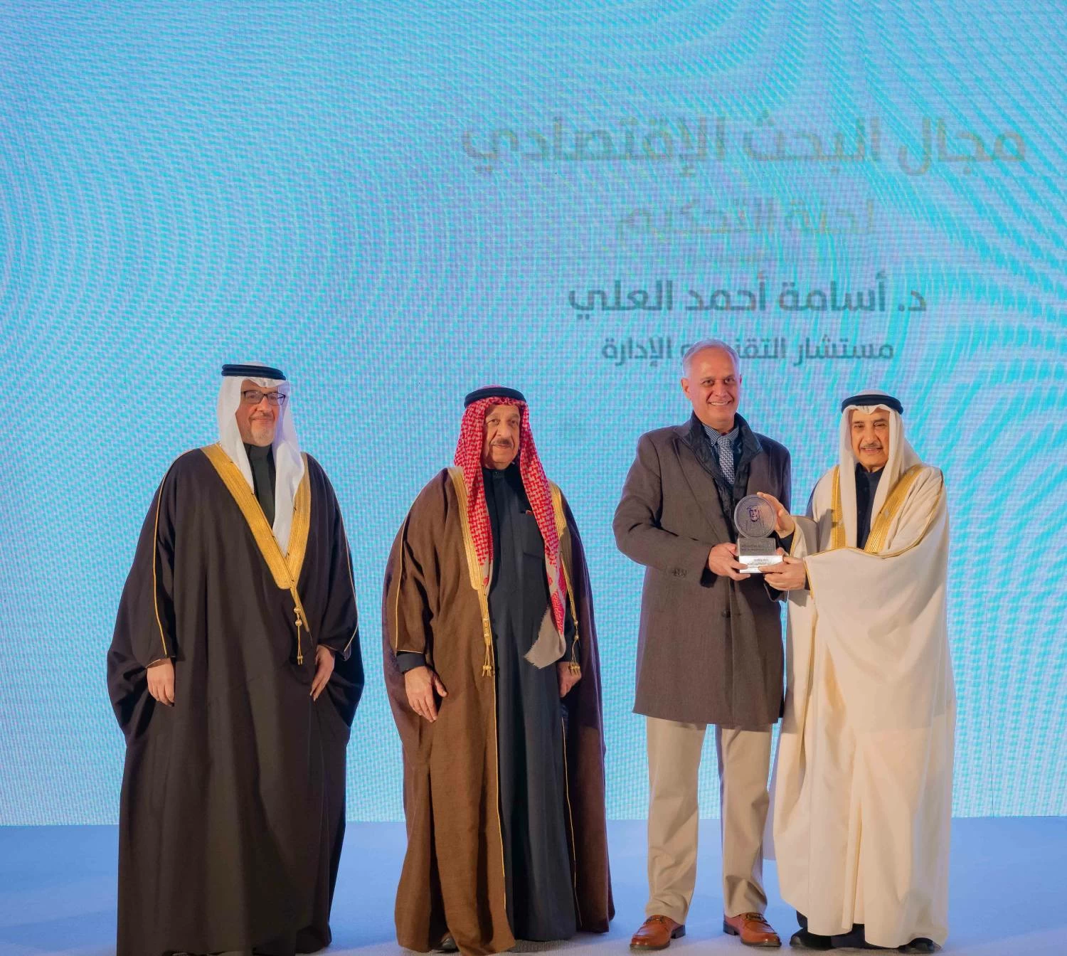 خالد بن عبد الله يحضر حفل جائزة يوسف بن أحمد كانو