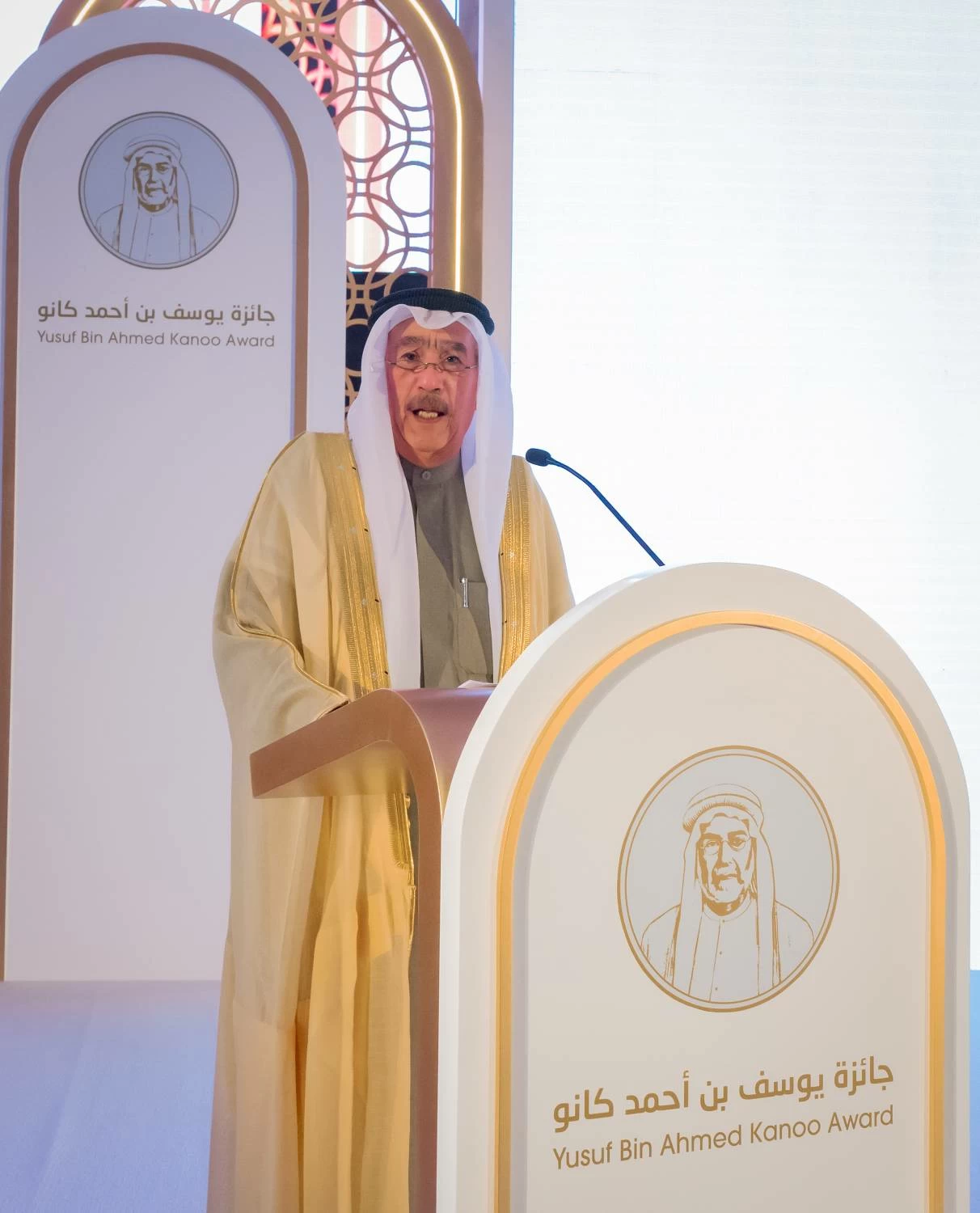 خالد بن عبد الله يحضر حفل جائزة يوسف بن أحمد كانو