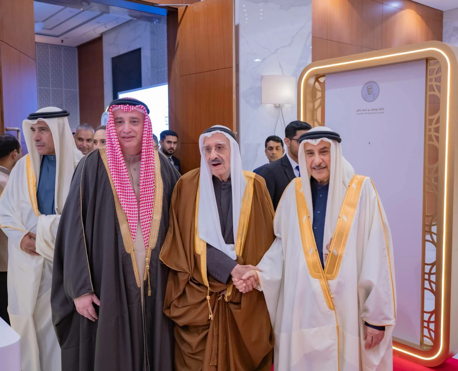 خالد بن عبد الله يحضر حفل جائزة يوسف بن أحمد كانو