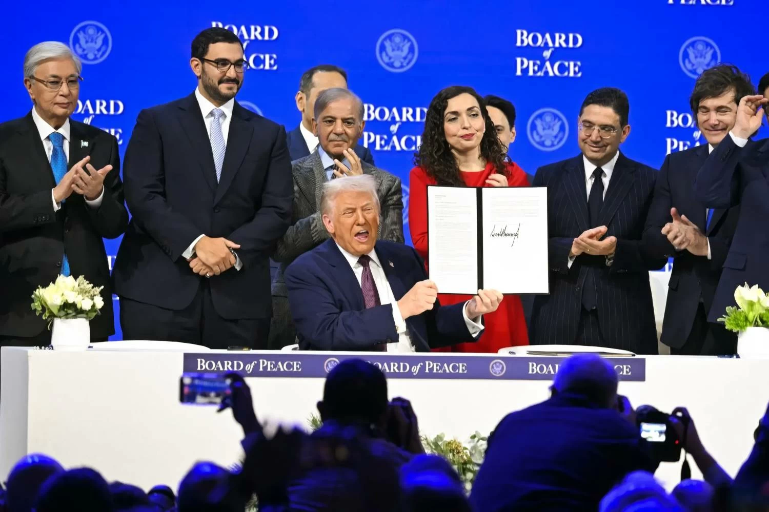 عيسى بن سلمان يوقع على ميثاق مجلس السلام إيذاناً بتفعيله كمنظمة دولية