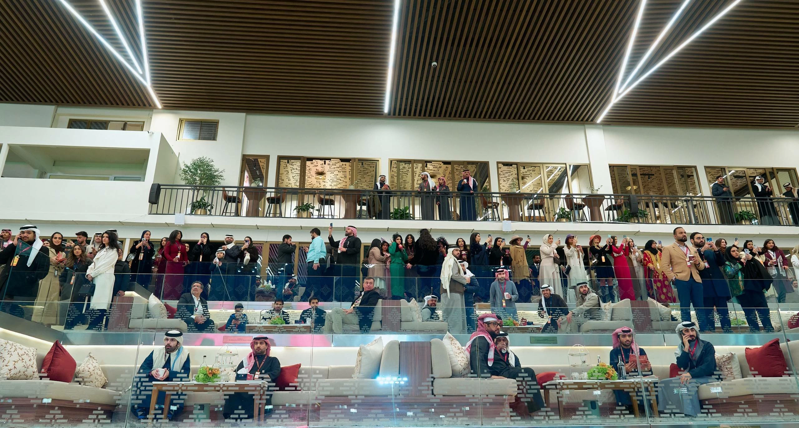 فيصل بن راشد يشهد السباق الـ15 للخيل بنادي راشد للفروسية