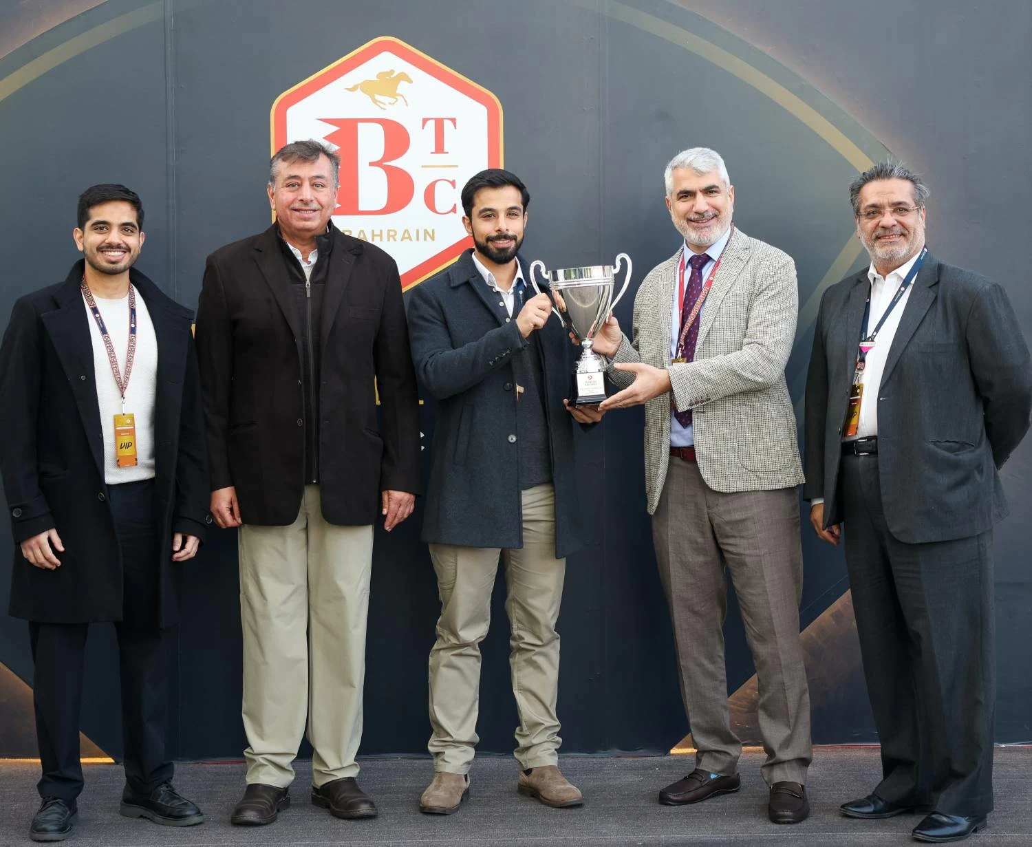 فيصل بن راشد يشهد السباق الـ15 للخيل بنادي راشد للفروسية