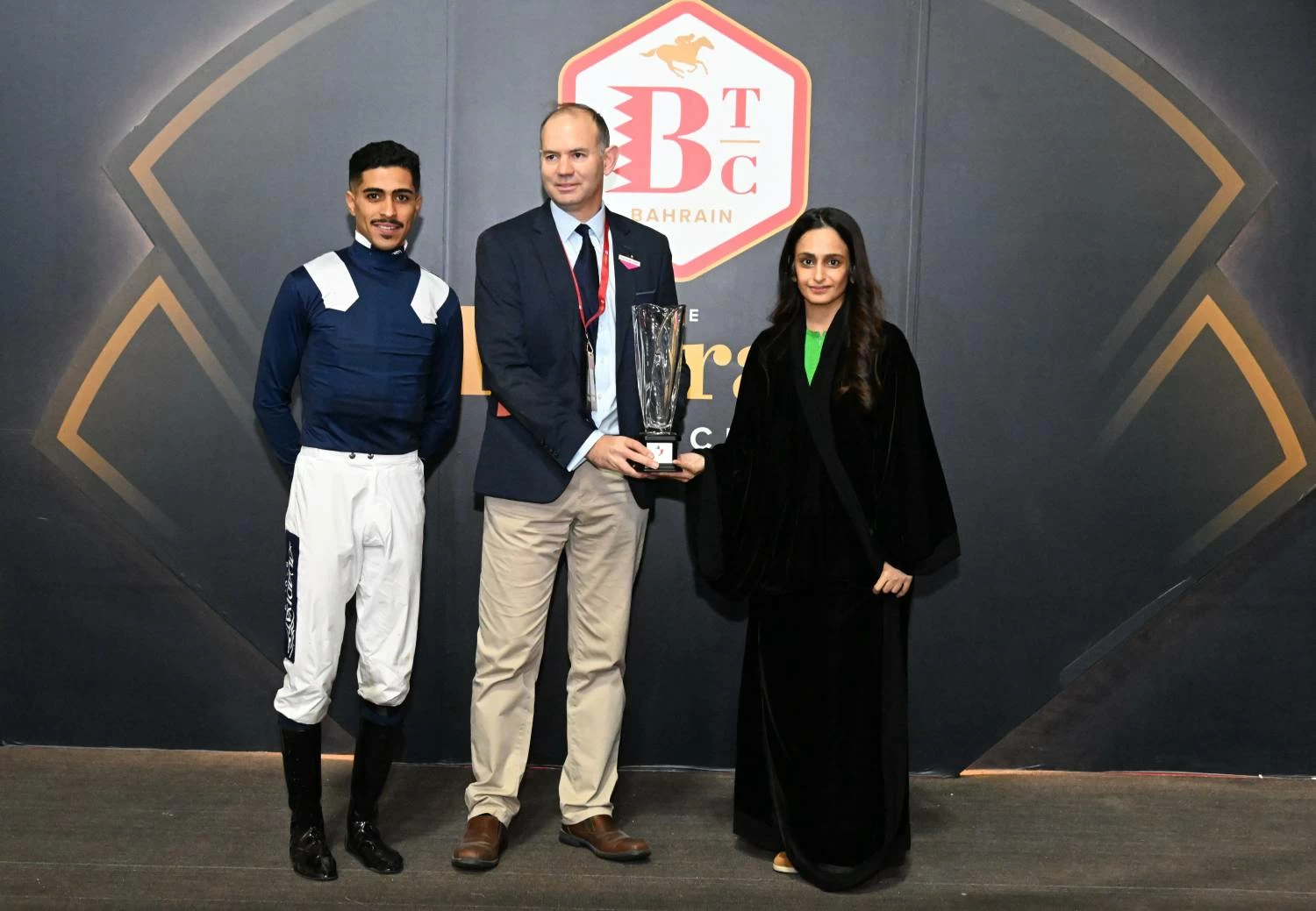 فيصل بن راشد يشهد السباق الـ15 للخيل بنادي راشد للفروسية