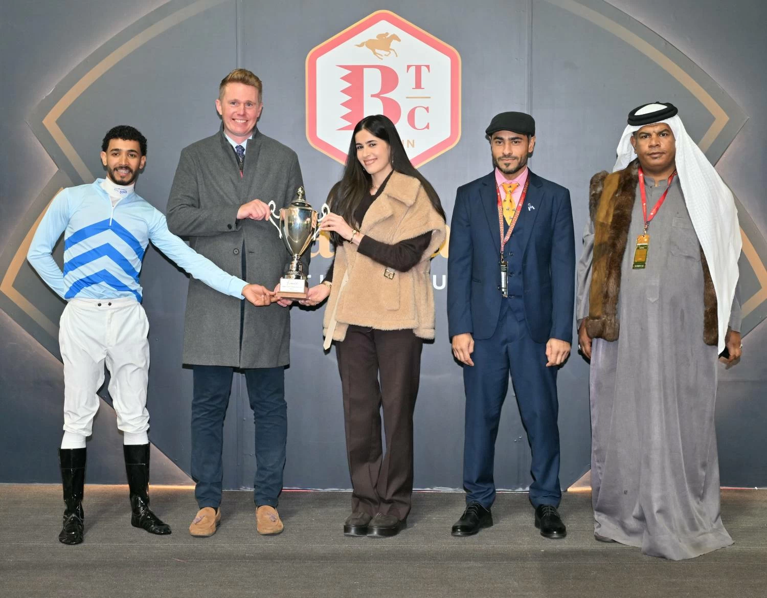 فيصل بن راشد يشهد السباق الـ15 للخيل بنادي راشد للفروسية