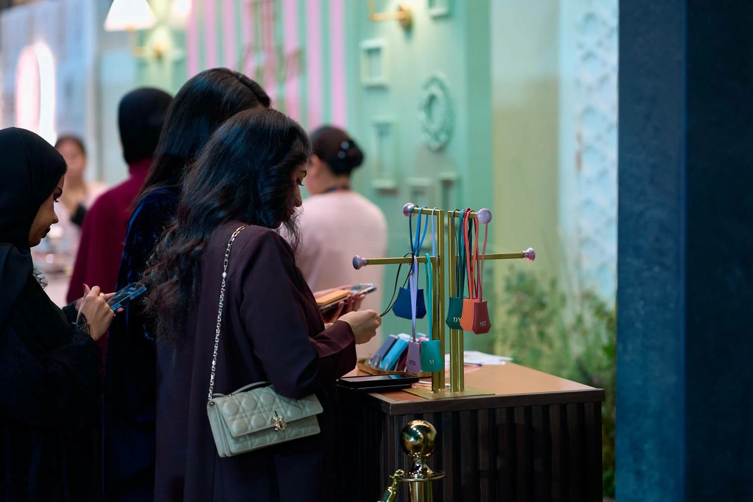 فيصل بن راشد يشهد السباق الـ15 للخيل بنادي راشد للفروسية