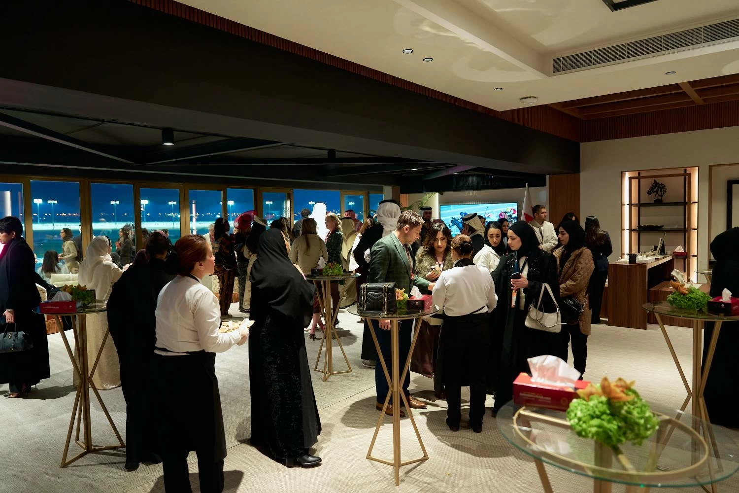 فيصل بن راشد يشهد السباق الـ15 للخيل بنادي راشد للفروسية