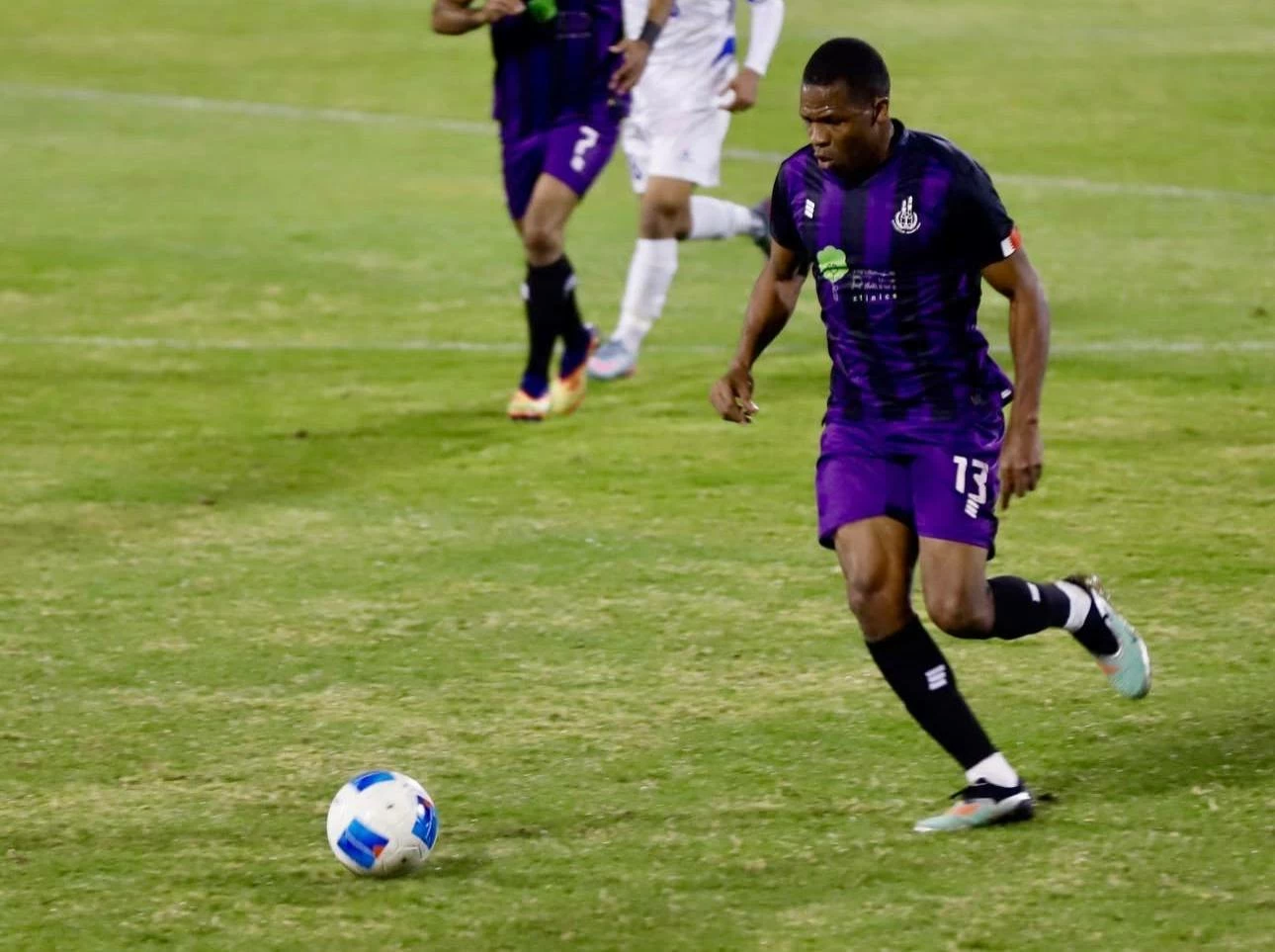 سبق له اللعب مع الشباب والحد .. الاتحاد يعزز صفوفه باللاعب ديمبا 