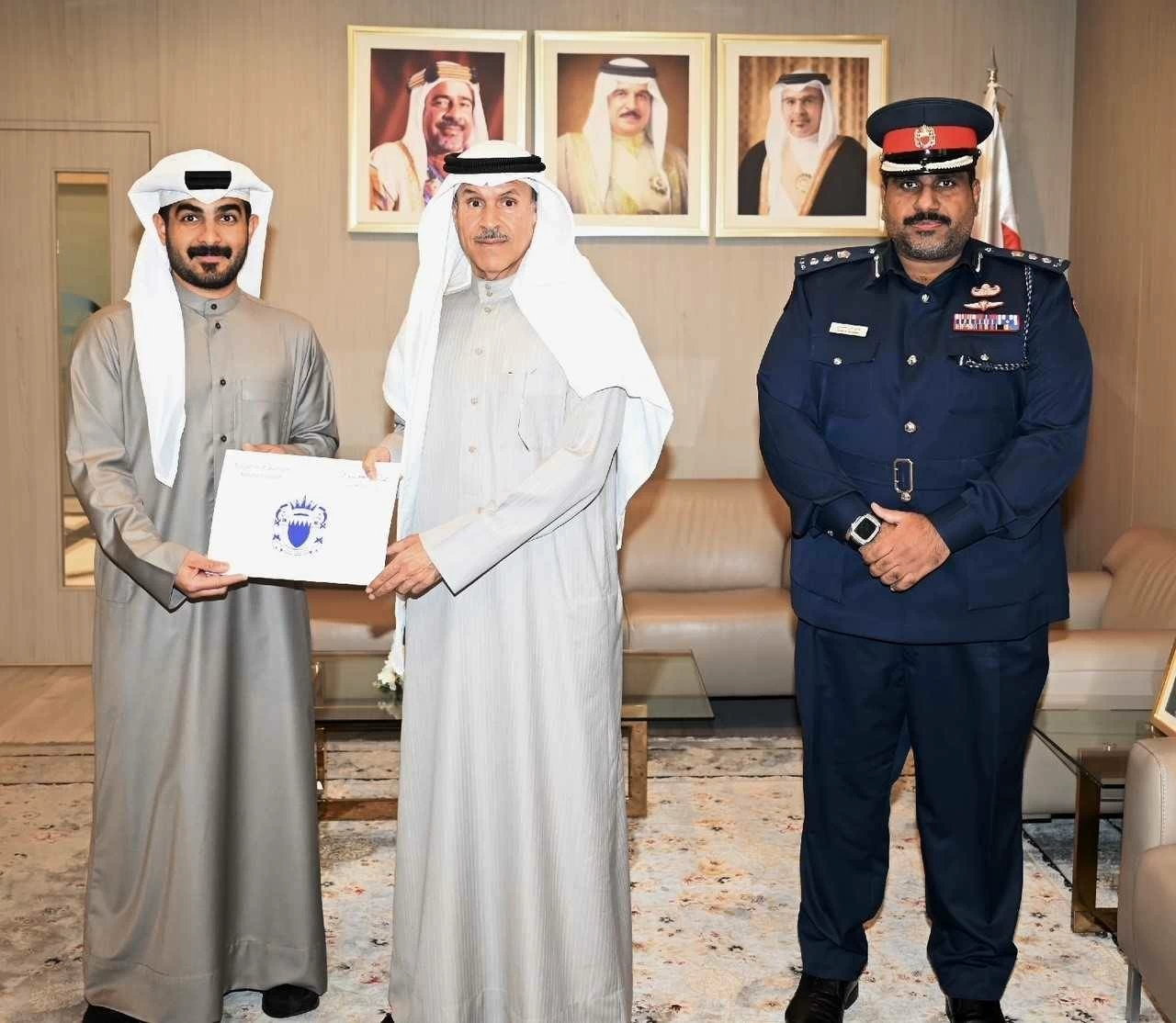 وكيل &laquo;الجنسية والجوازات&raquo;  يكرّم موظفين لتميزهم في أدائهم في دعم منظومة العمل