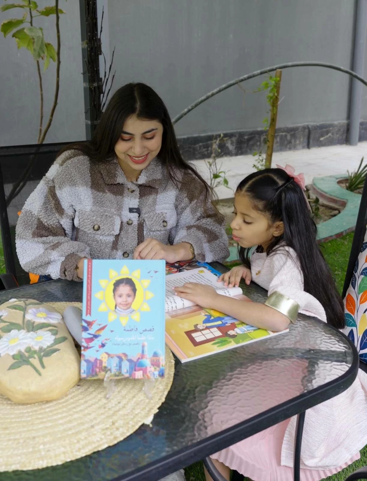 فاطمة البوعينين.. أصغر مؤلفة بحرينية تصدر كتابها الأول للأطفال (فيديو)