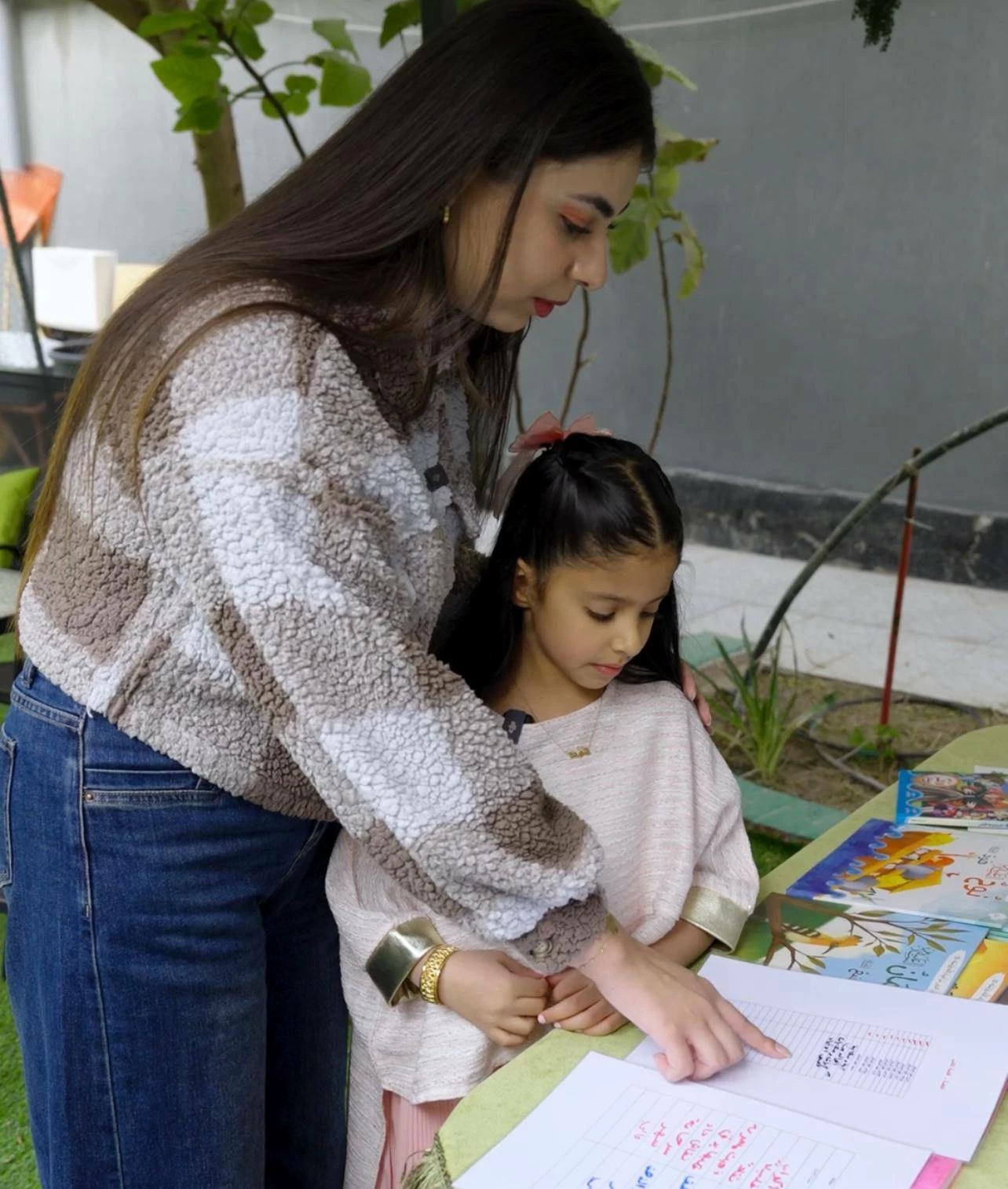 فاطمة البوعينين.. أصغر مؤلفة بحرينية تصدر كتابها الأول للأطفال (فيديو)