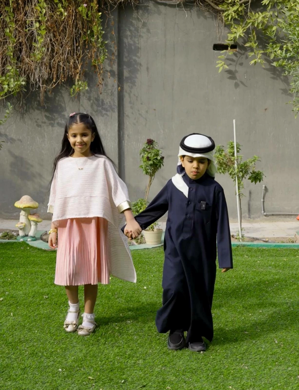 فاطمة البوعينين.. أصغر مؤلفة بحرينية تصدر كتابها الأول للأطفال (فيديو)