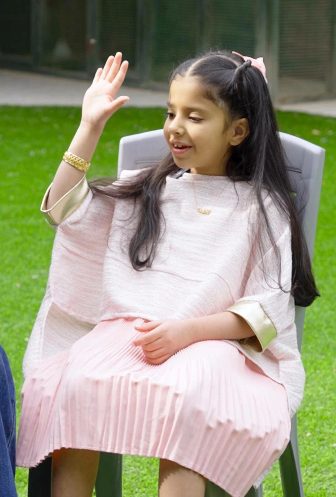 فاطمة البوعينين.. أصغر مؤلفة بحرينية تصدر كتابها الأول للأطفال (فيديو)