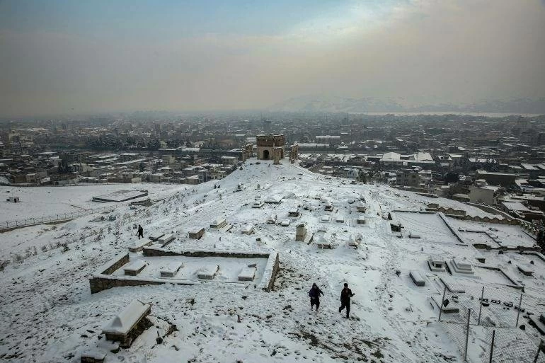 الثلوج والأمطار الغزيرة في أفغانستان تودي بحياة 61 شخصاً في 3 أيام