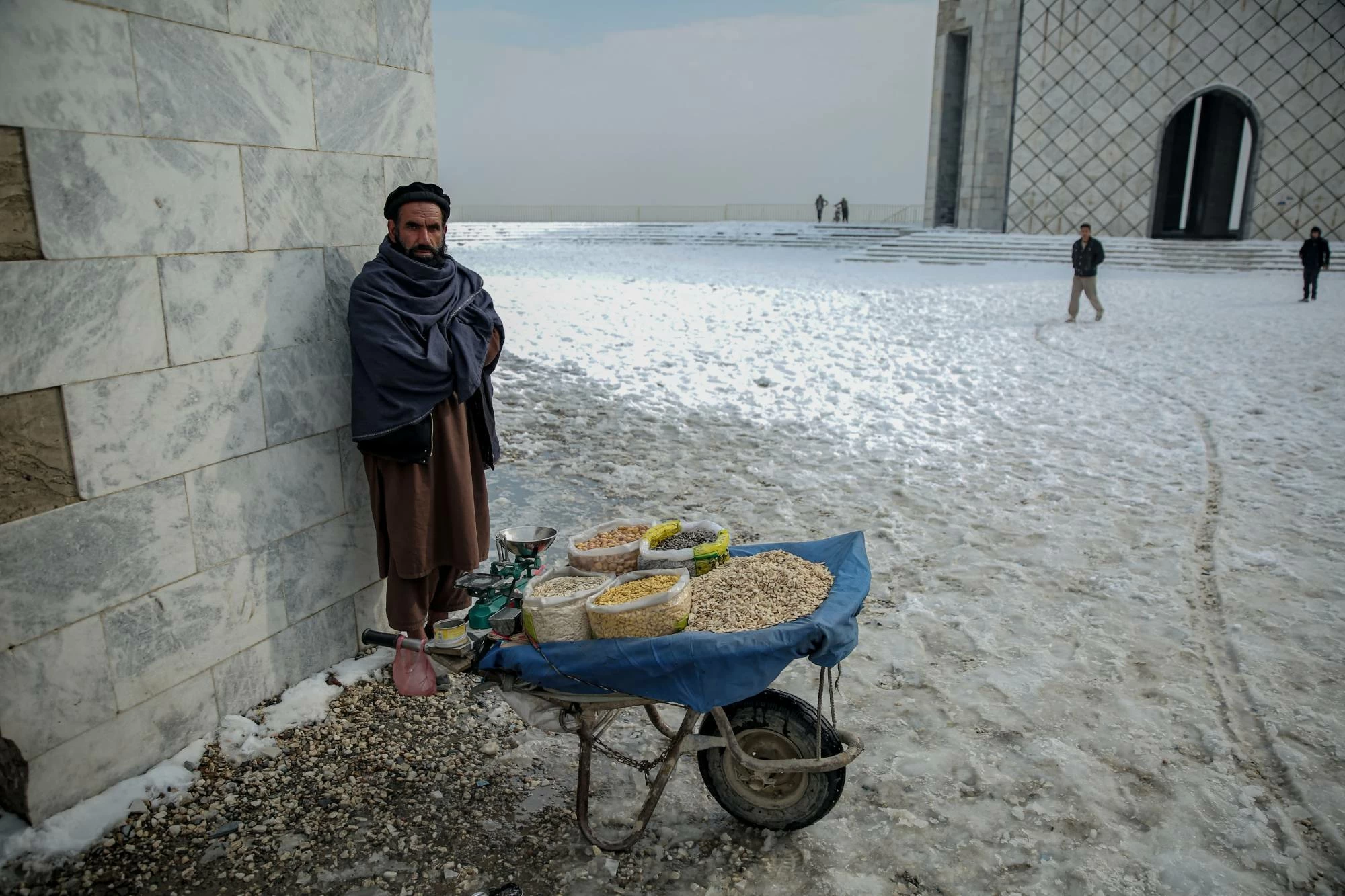 الثلوج والأمطار الغزيرة في أفغانستان تودي بحياة 61 شخصاً في 3 أيام 