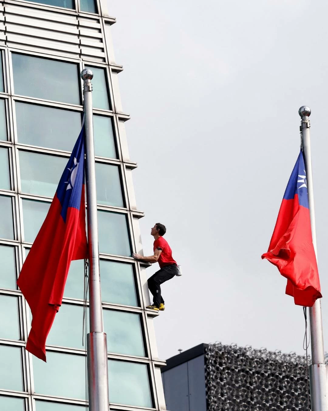 أمريكي يتسلق ناطحة سحاب يبلغ ارتفاعها 508 أمتار