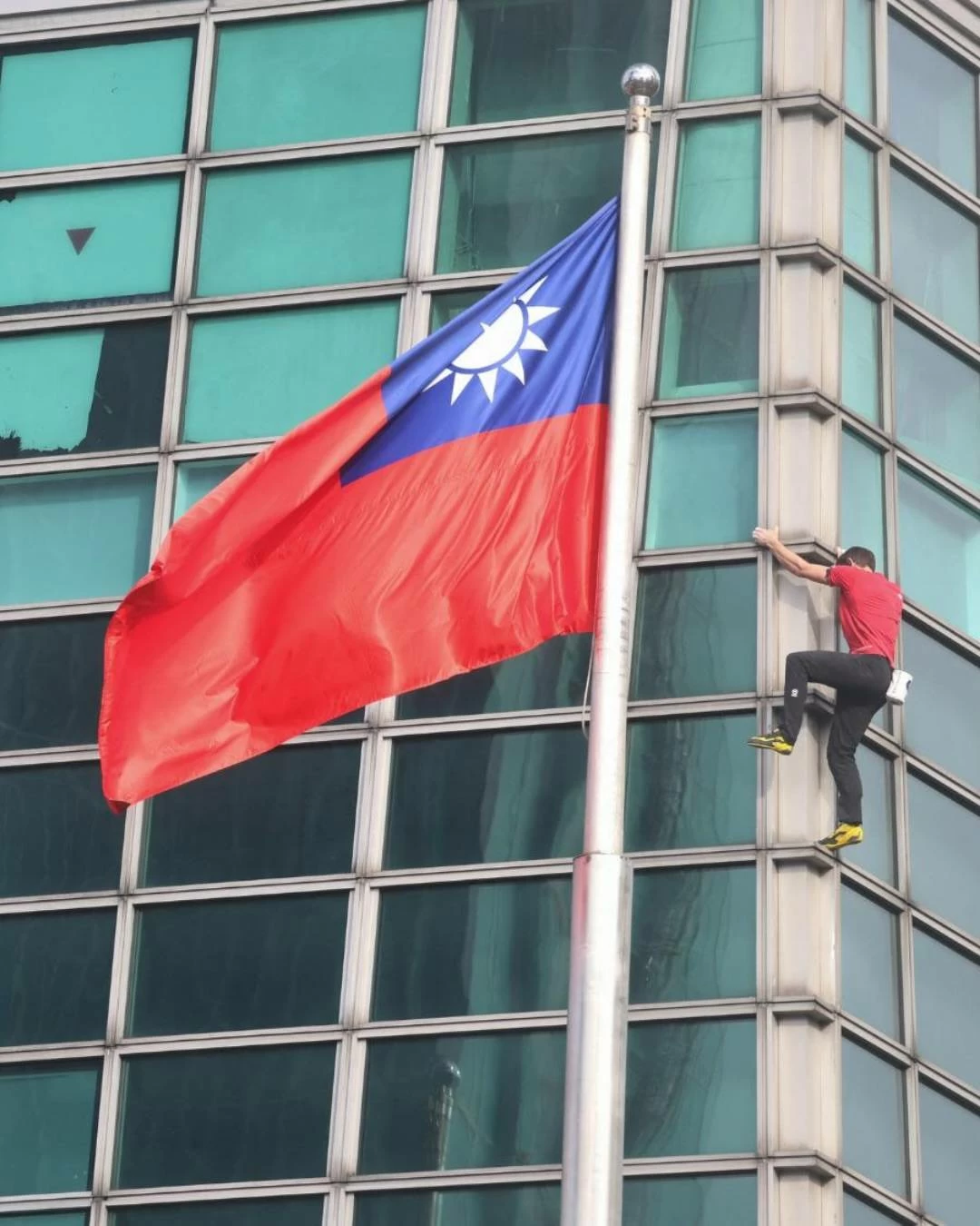 أمريكي يتسلق ناطحة سحاب يبلغ ارتفاعها 508 أمتار