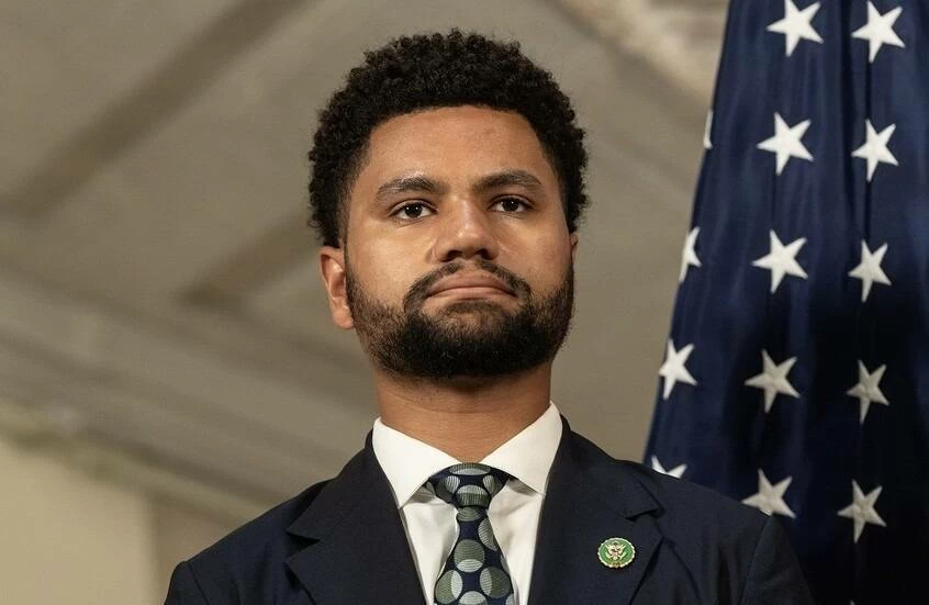 رجل يهاجم نائبا أمريكيا ويهدده بالترحيل 