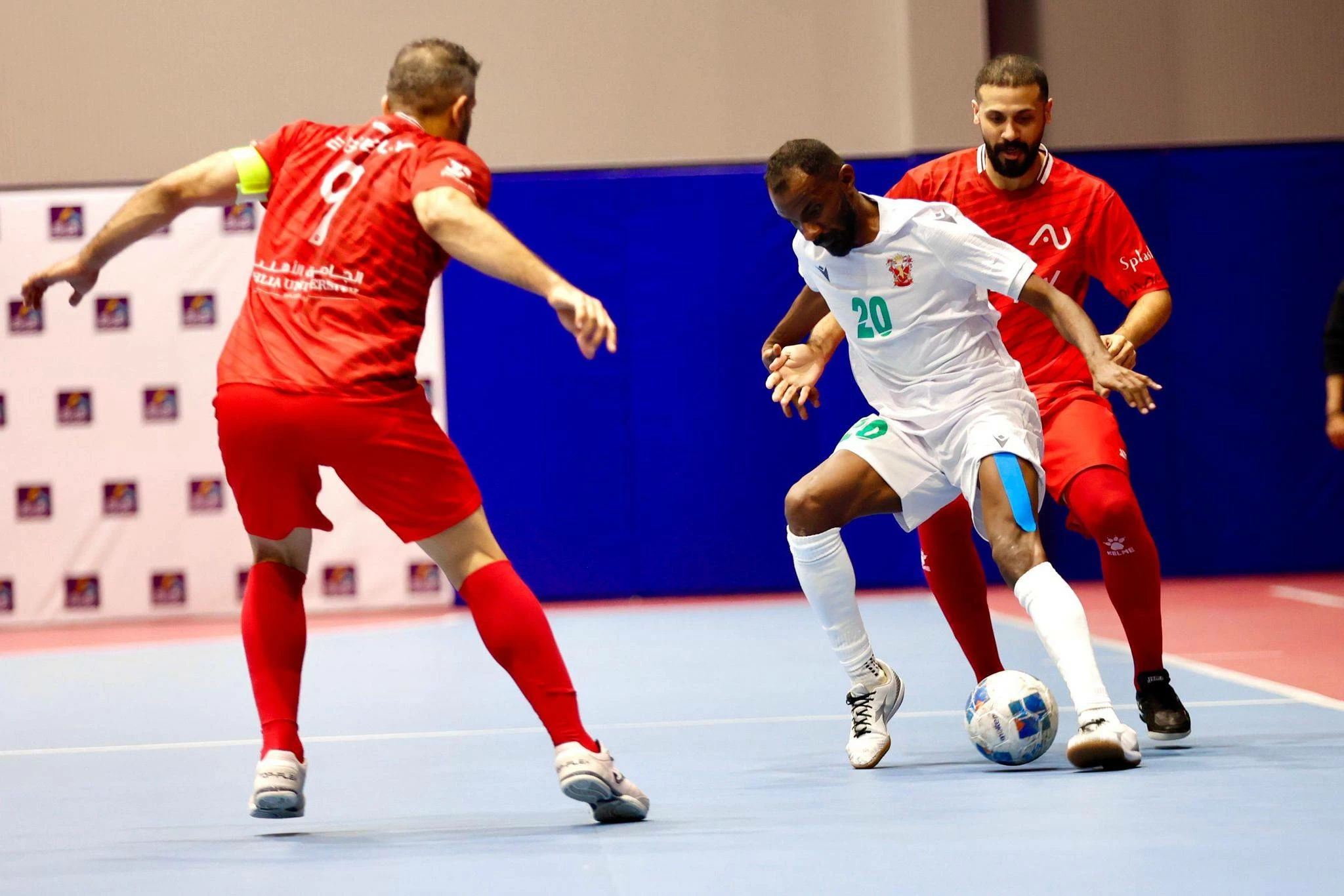 قمة الإثارة والندية تتواصل في كرة الصالات: الإسلامي والأهلية يتقدمان والمرخ يشعل المنافسة على البقاء