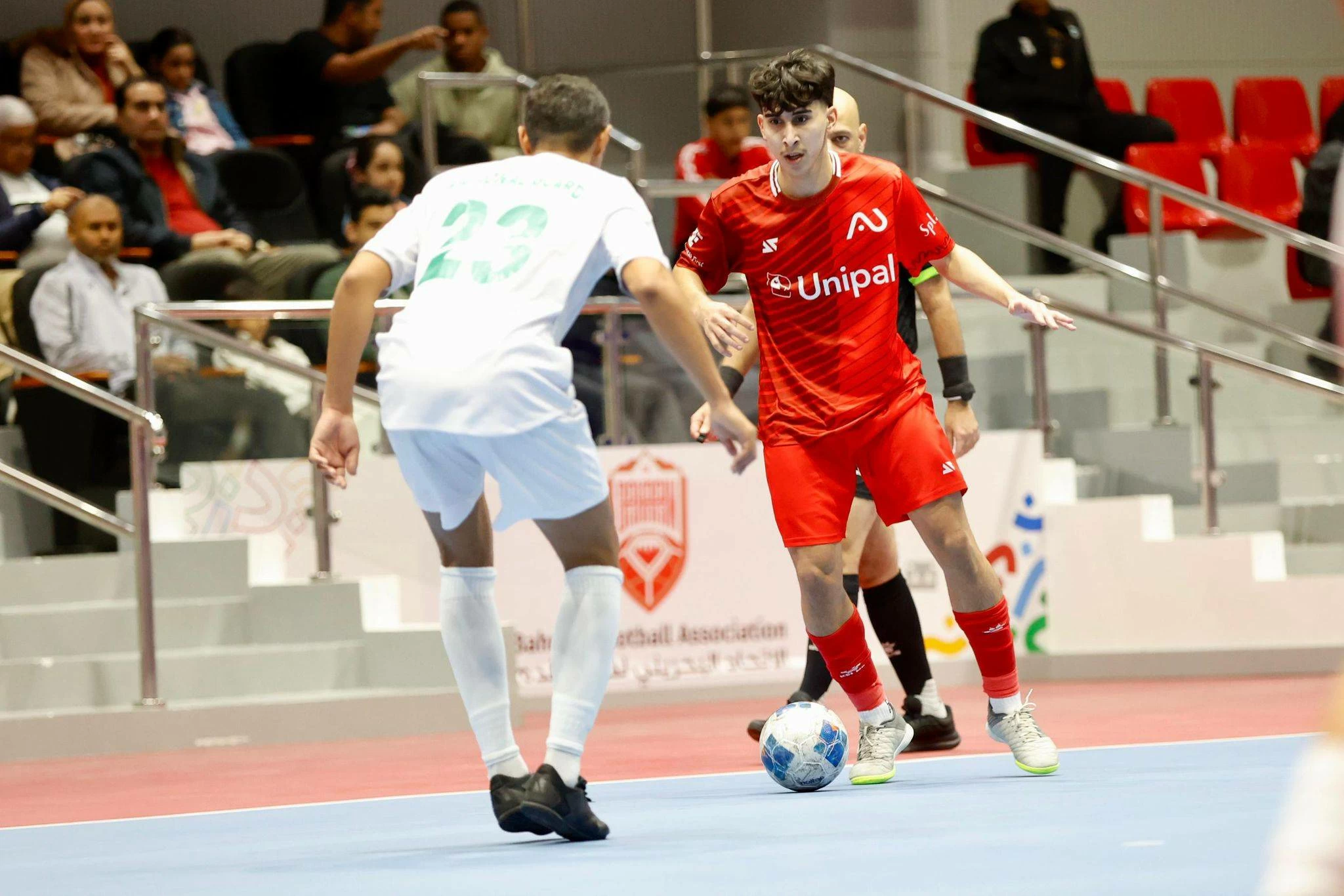 قمة الإثارة والندية تتواصل في كرة الصالات: الإسلامي والأهلية يتقدمان والمرخ يشعل المنافسة على البقاء