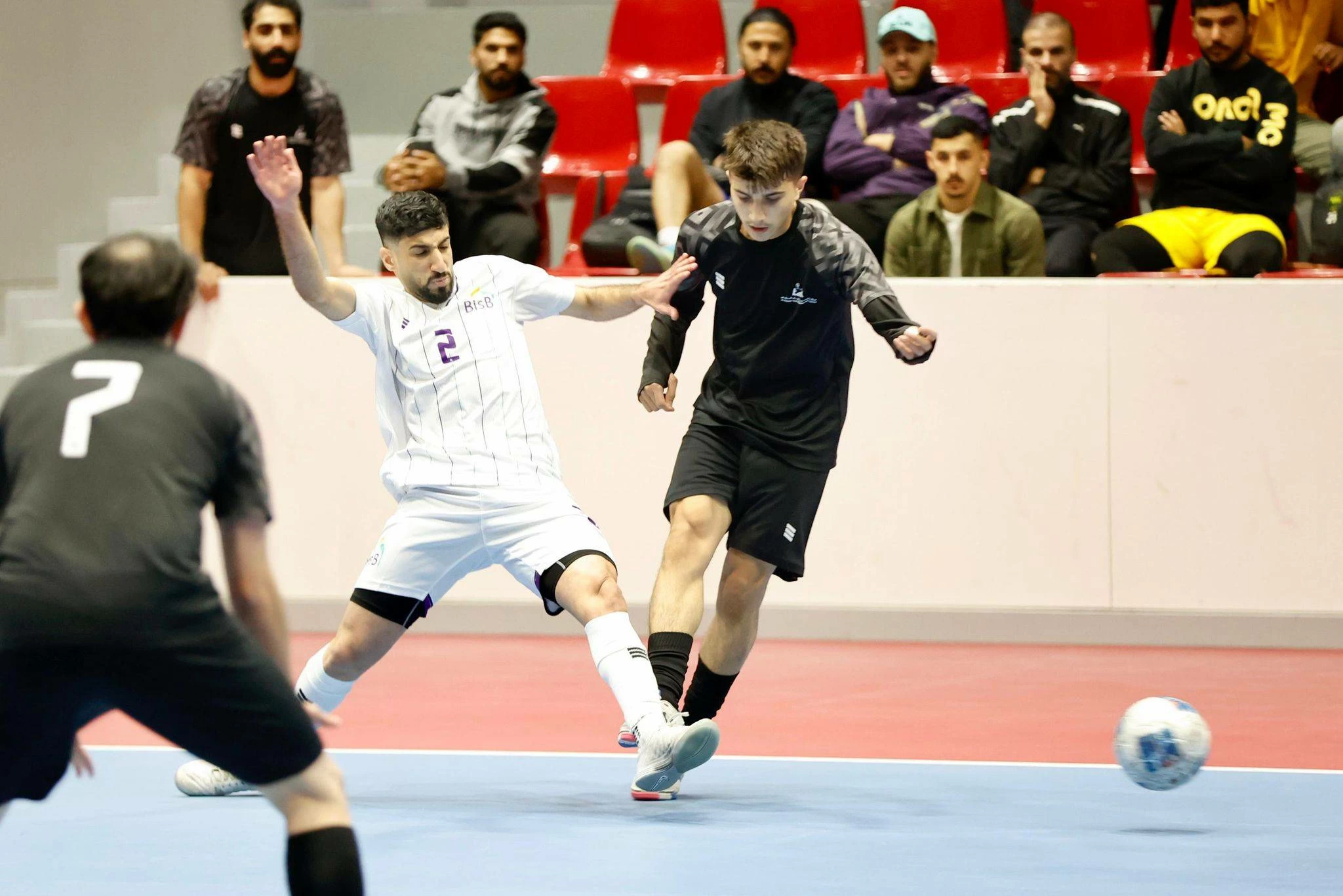 قمة الإثارة والندية تتواصل في كرة الصالات: الإسلامي والأهلية يتقدمان والمرخ يشعل المنافسة على البقاء