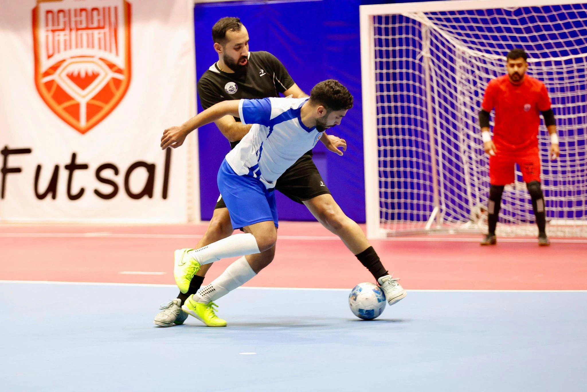 قمة الإثارة والندية تتواصل في كرة الصالات: الإسلامي والأهلية يتقدمان والمرخ يشعل المنافسة على البقاء