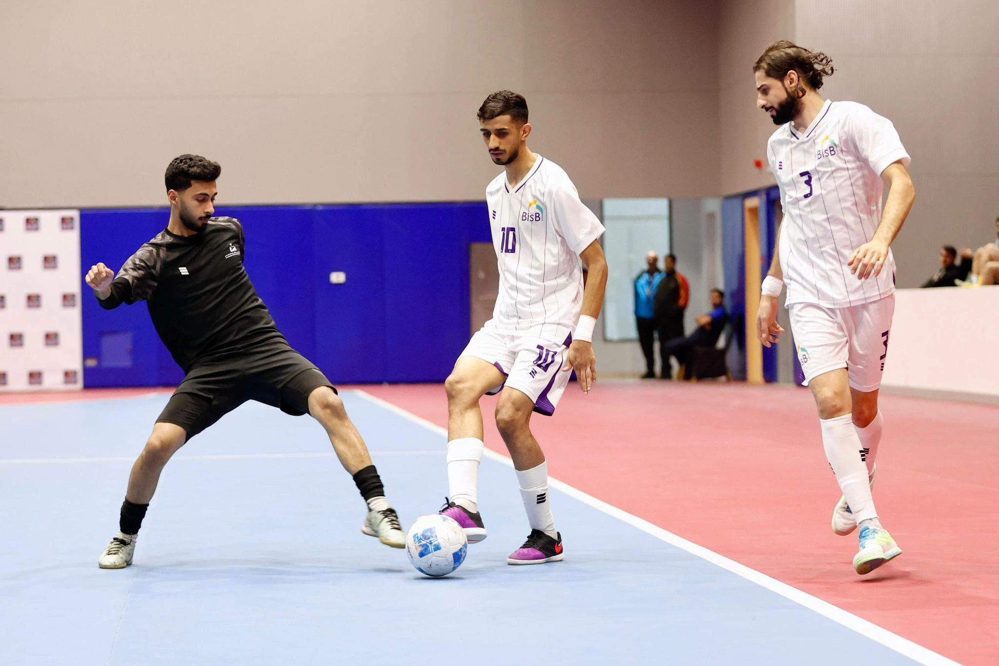 قمة الإثارة والندية تتواصل في كرة الصالات: الإسلامي والأهلية يتقدمان والمرخ يشعل المنافسة على البقاء 