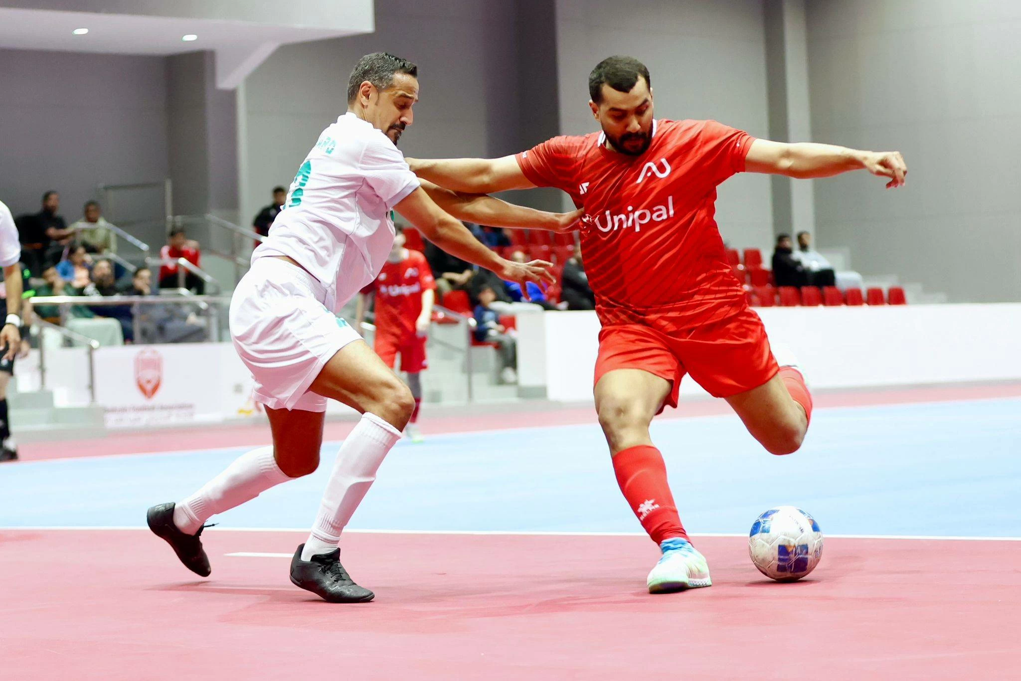 قمة الإثارة والندية تتواصل في كرة الصالات: الإسلامي والأهلية يتقدمان والمرخ يشعل المنافسة على البقاء