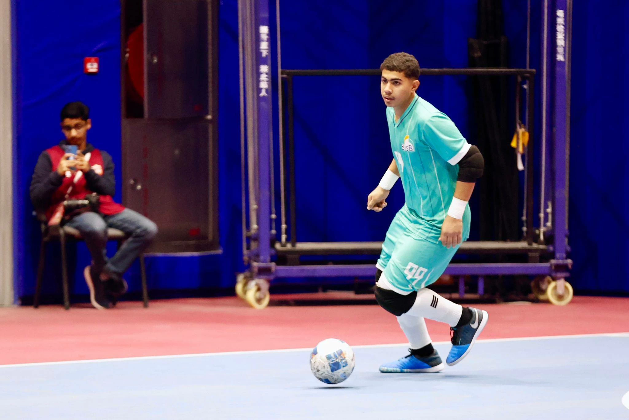 قمة الإثارة والندية تتواصل في كرة الصالات: الإسلامي والأهلية يتقدمان والمرخ يشعل المنافسة على البقاء