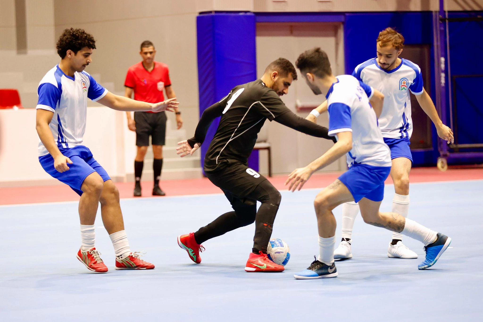 قمة الإثارة والندية تتواصل في كرة الصالات: الإسلامي والأهلية يتقدمان والمرخ يشعل المنافسة على البقاء