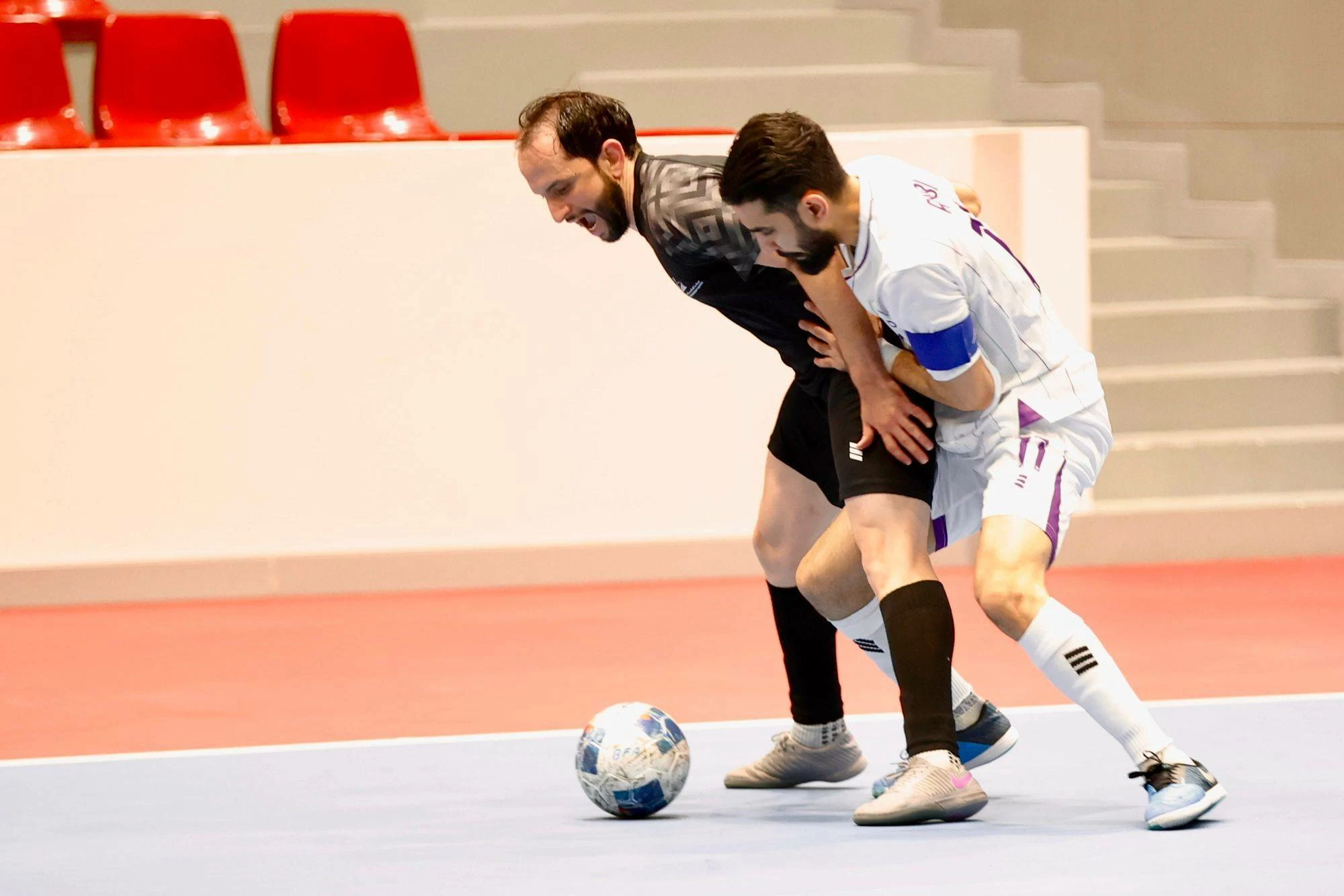 قمة الإثارة والندية تتواصل في كرة الصالات: الإسلامي والأهلية يتقدمان والمرخ يشعل المنافسة على البقاء