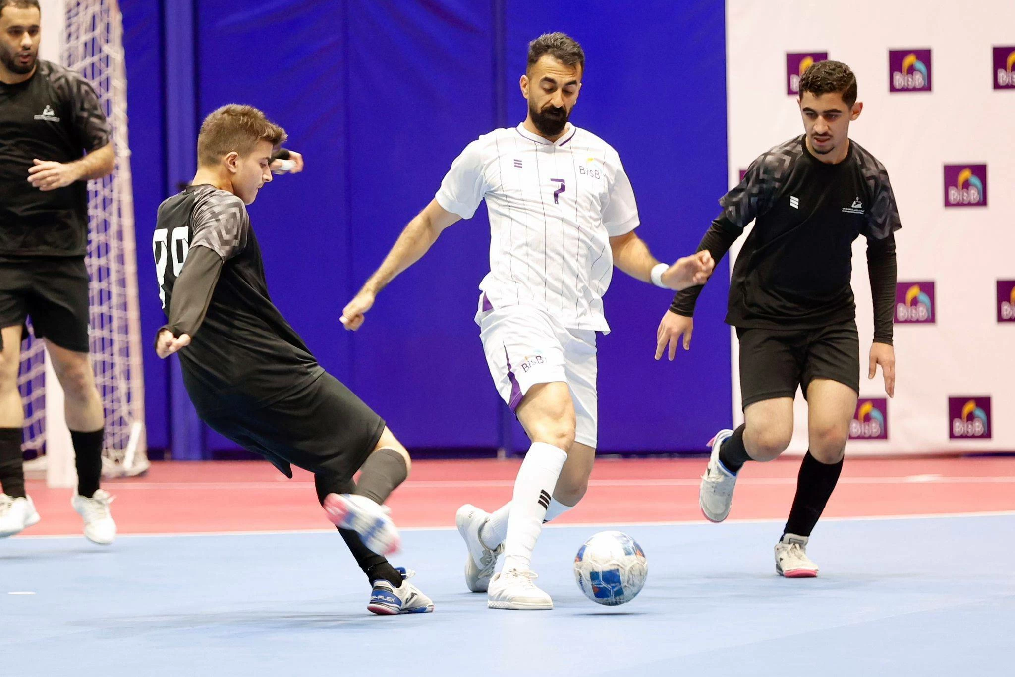 قمة الإثارة والندية تتواصل في كرة الصالات: الإسلامي والأهلية يتقدمان والمرخ يشعل المنافسة على البقاء