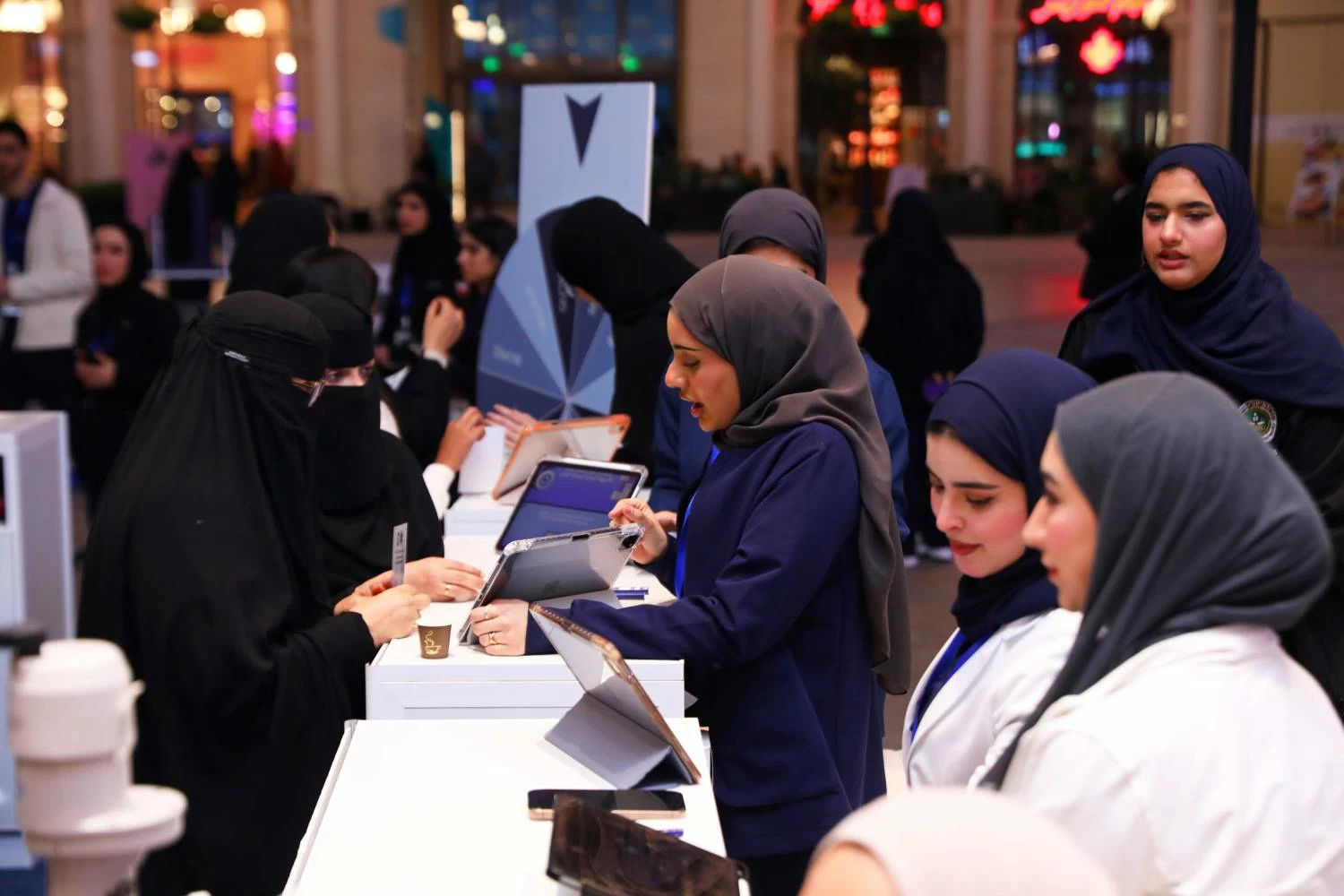 طلبة الطب بجامعة الخليج العربي ينظمون حملة توعوية بعنوان " عينك غالية &ldquo;للتوعية بصحة العيون